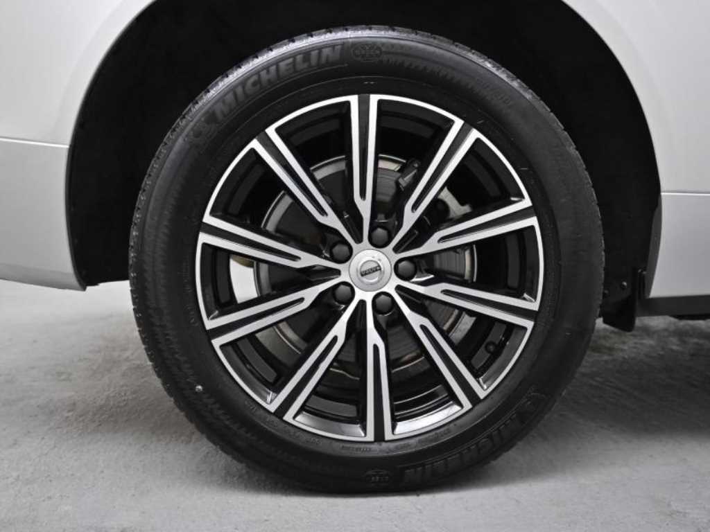 볼보 XC60(2세대) T8 AWD 인스크립션 - 이미지 3