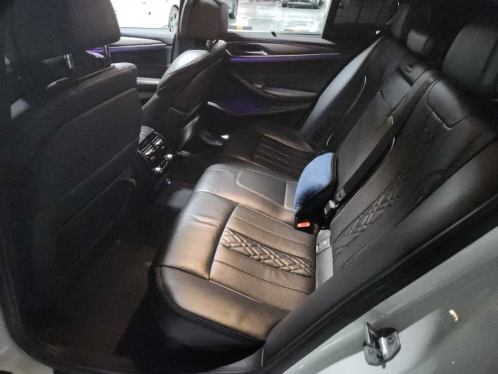 BMW 5시리즈(7세대) 520d M스포츠팩 플러스 - 이미지 2