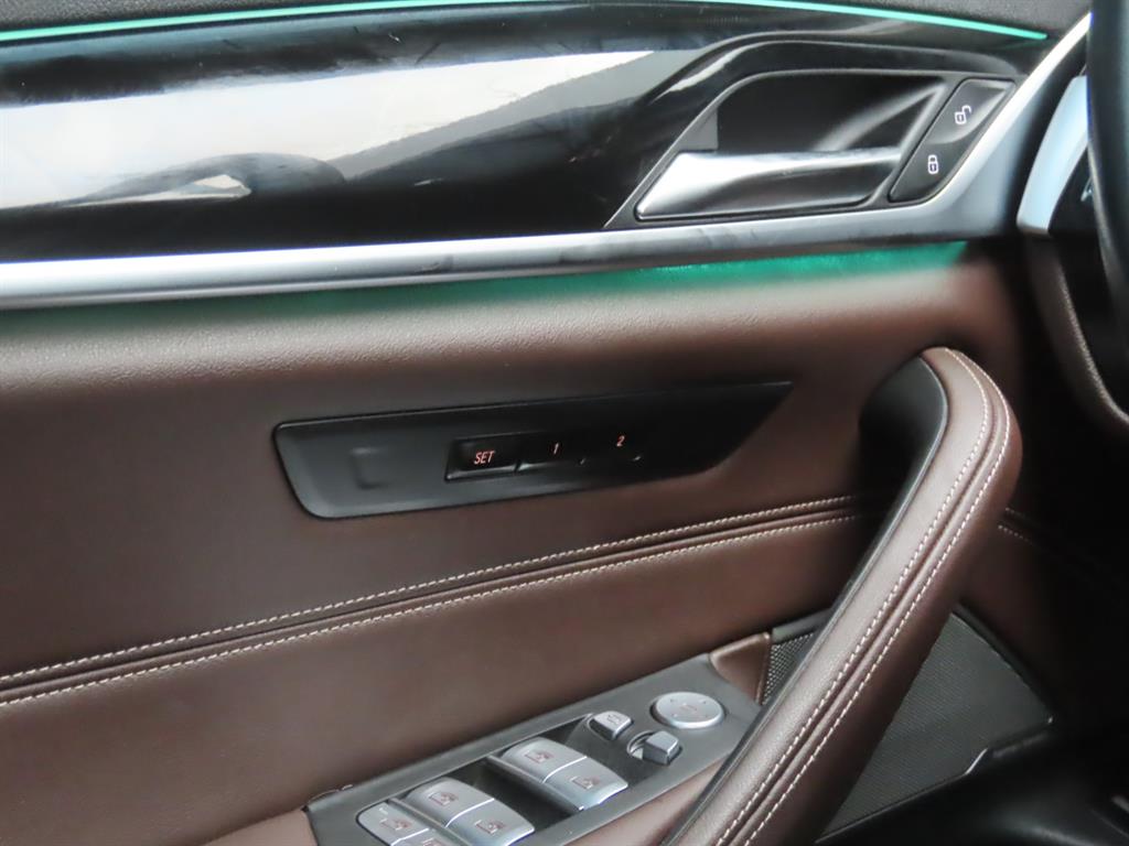 BMW 5시리즈(7세대) 530e M 스포츠팩 - 이미지 6