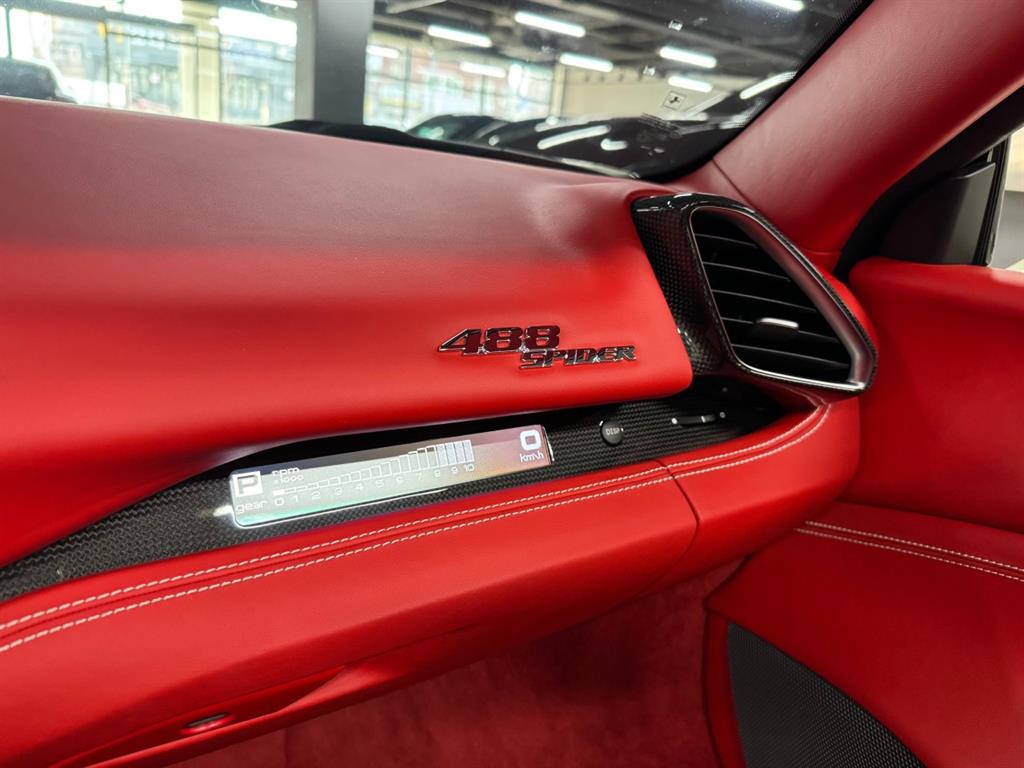 페라리 488 3.9 V8 스파이더 - 이미지 14