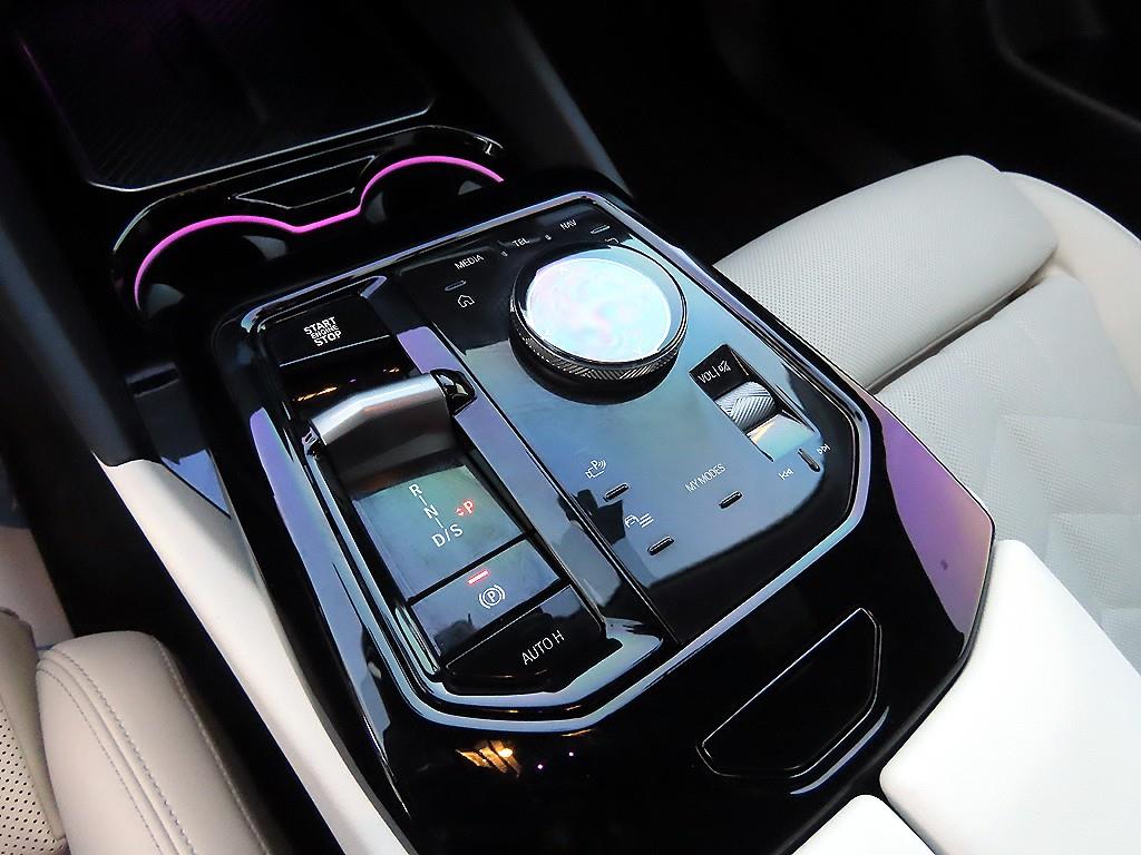 BMW 5시리즈(8세대) 520i - 이미지 2