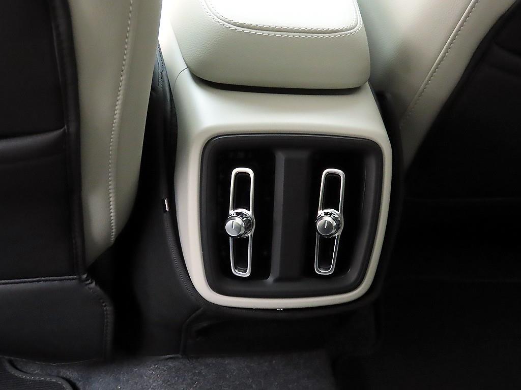 볼보 XC40 2.0 B4 AWD 울트라 브라이트 - 이미지 2