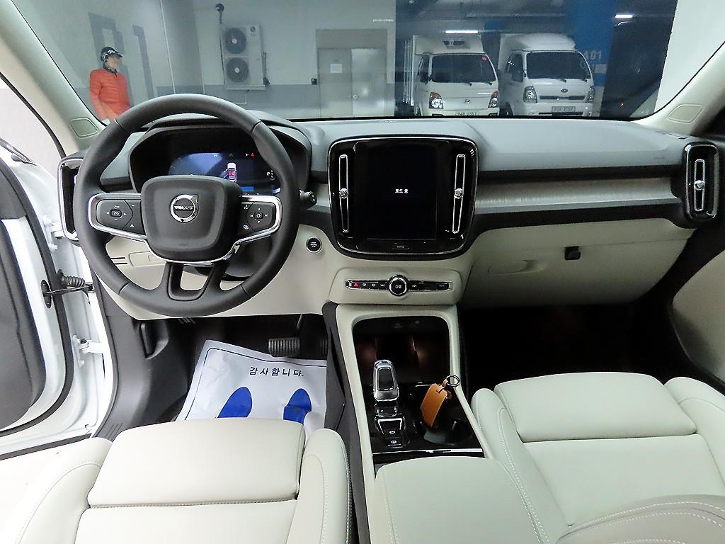 볼보 XC40 2.0 B4 AWD 울트라 브라이트 - 이미지 8