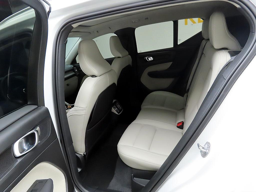 볼보 XC40 2.0 B4 AWD 울트라 브라이트 - 이미지 4