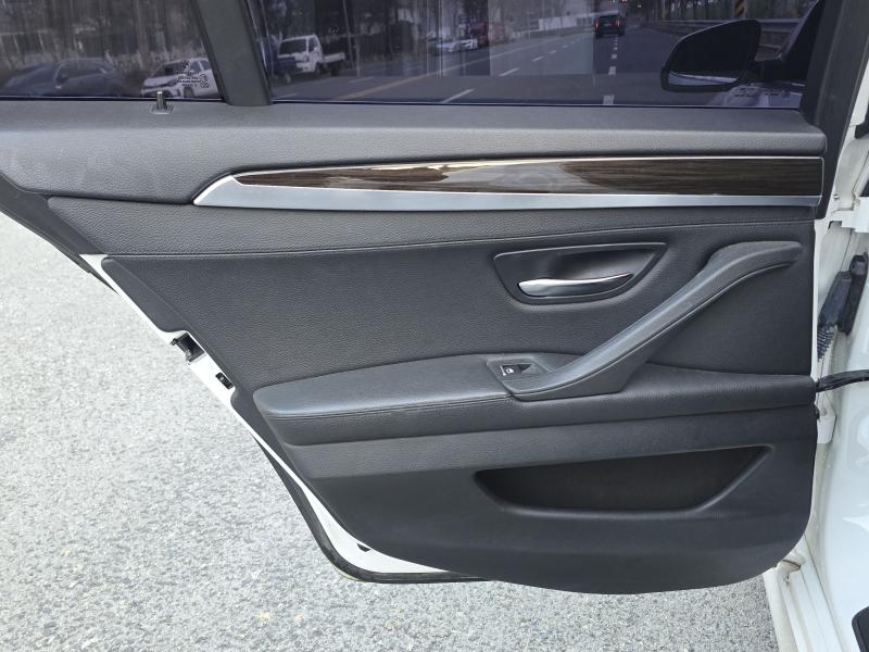 BMW 5시리즈(6세대) 520d xDrive 럭셔리라인 플러스 - 이미지 7