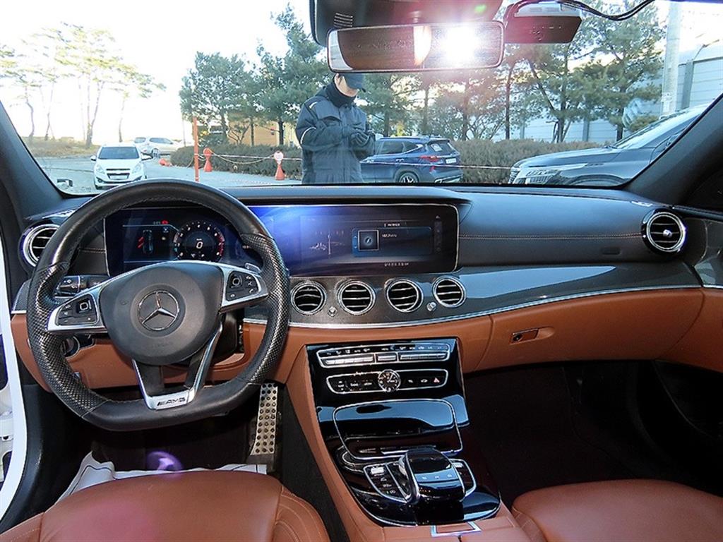 벤츠 E클래스(5세대) E300 4매틱 AMG 라인 - 이미지 17