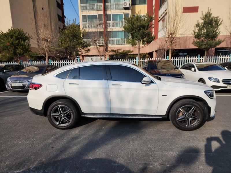 벤츠 GLC클래스 GLC 300e 4매틱 쿠페 - 이미지 3