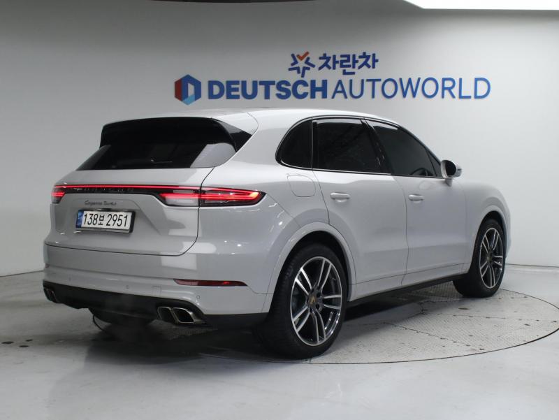포르쉐 카이엔(3세대) 4.0 V8 터보 - 이미지 8