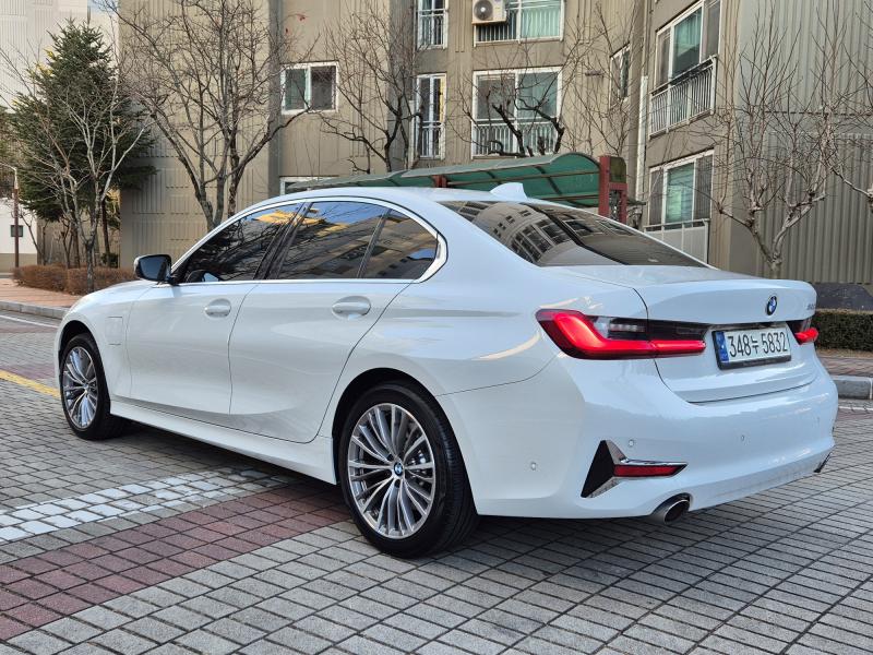 BMW 3시리즈(7세대) 330e 럭셔리 라인 - 이미지 3