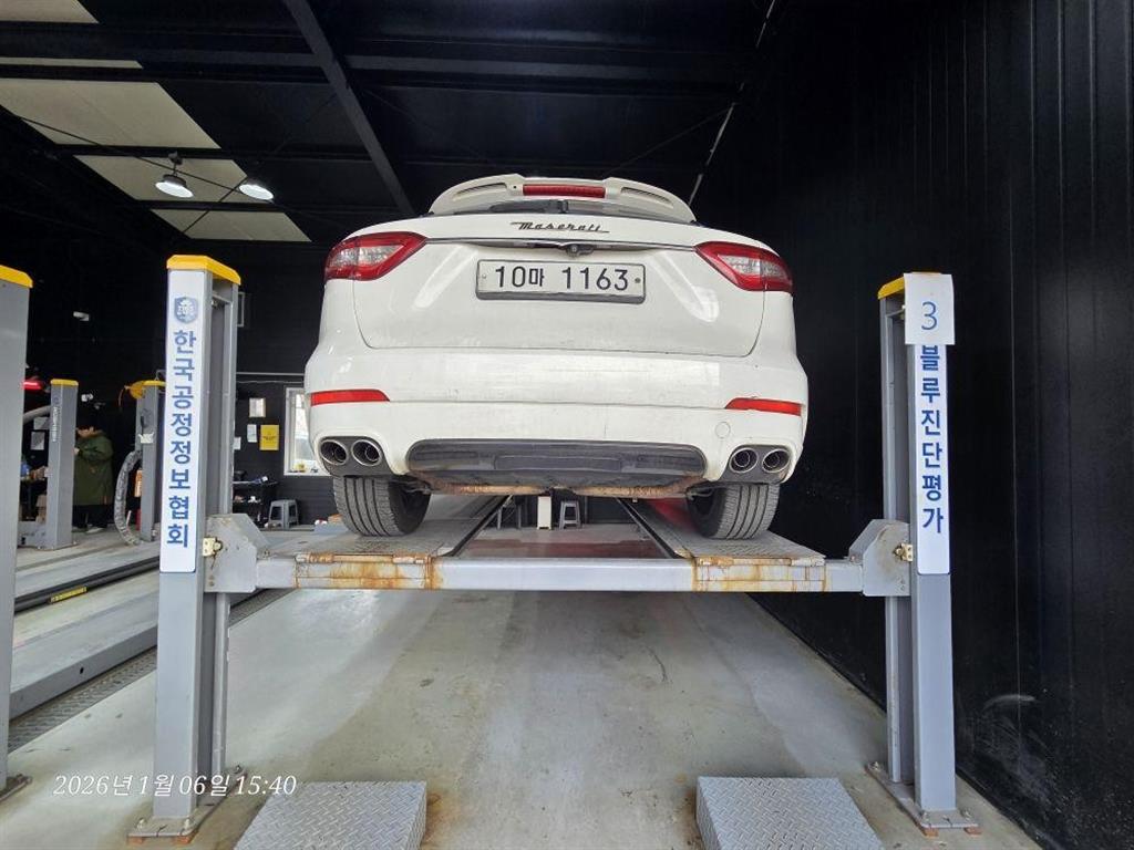 마세라티 르반떼 3.0 디젤 그란스포츠 - 이미지 2