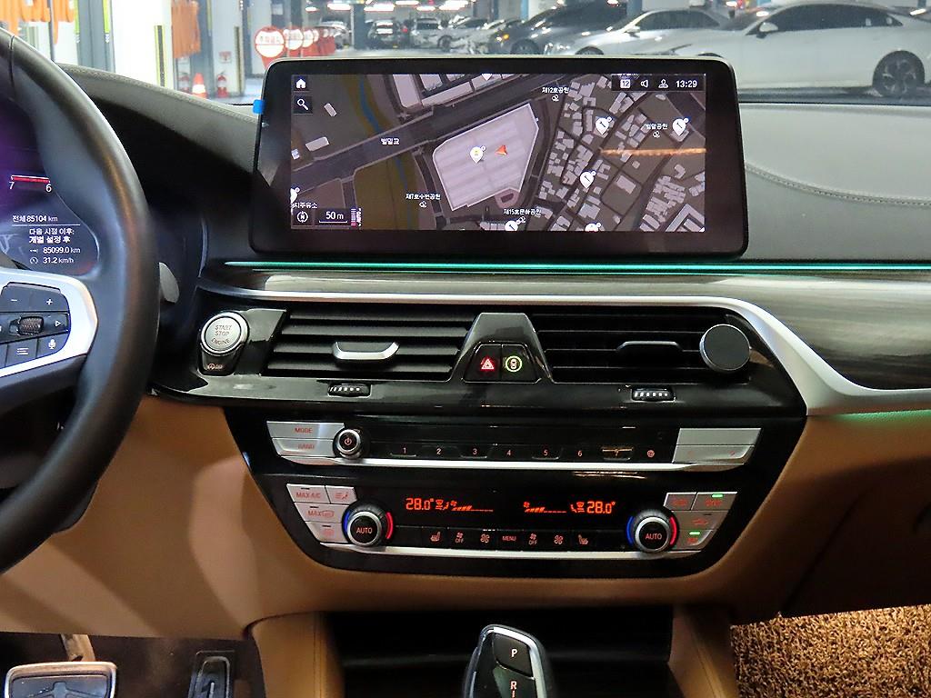 BMW 5시리즈(7세대) 520i M 스포츠팩 - 이미지 11