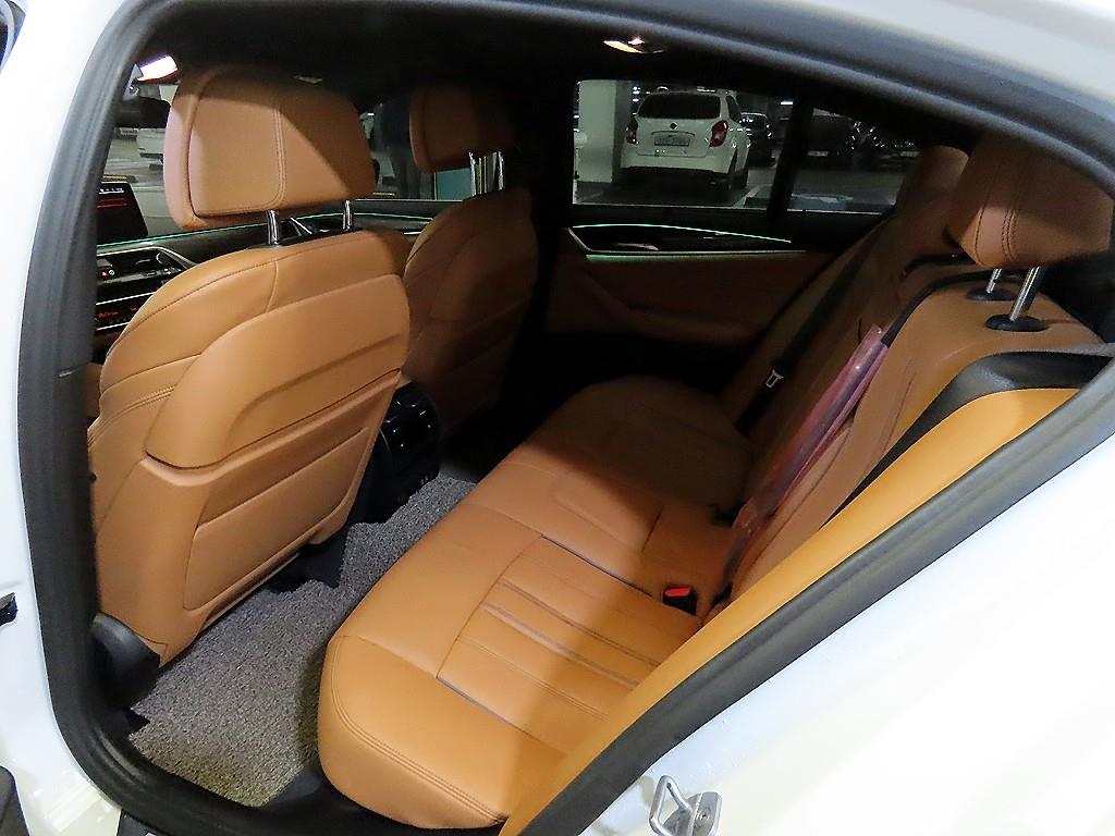 BMW 5시리즈(7세대) 520i M 스포츠팩 - 이미지 9