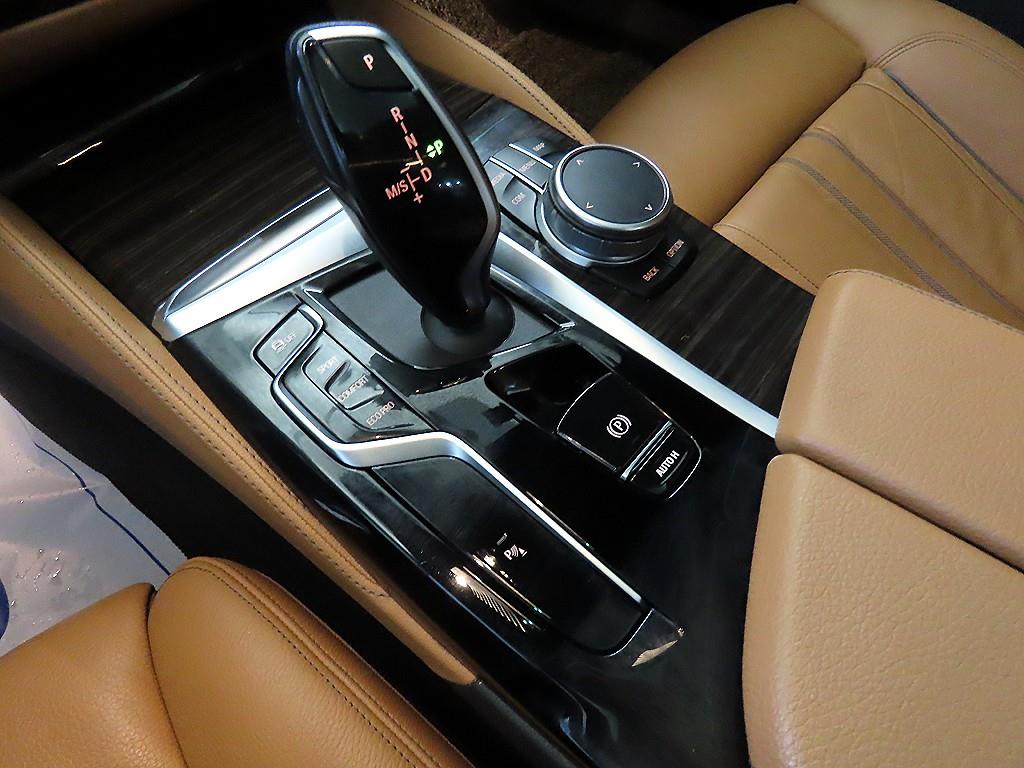 BMW 5시리즈(7세대) 520i M 스포츠팩 - 이미지 12