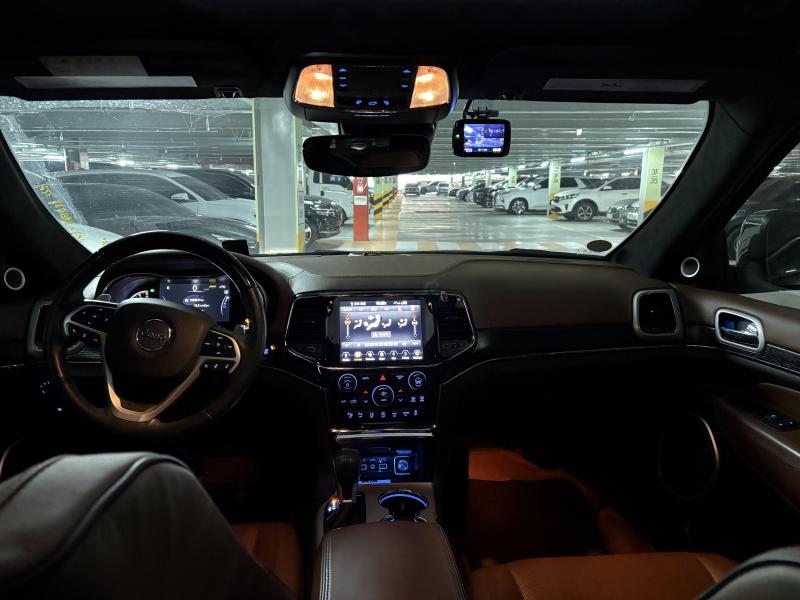 지프 그랜드 체로키(WK2) 3.6 V6 서밋 - 이미지 9