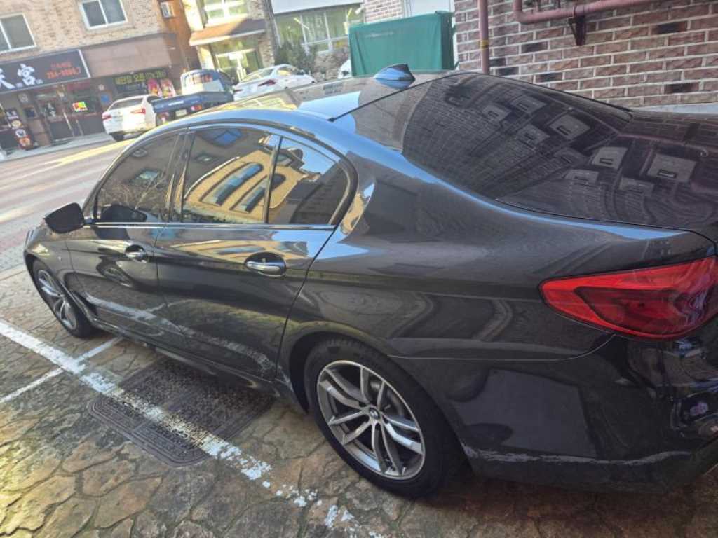 BMW 5시리즈(7세대) 520d xDrive M스포츠팩 플러스 - 이미지 2