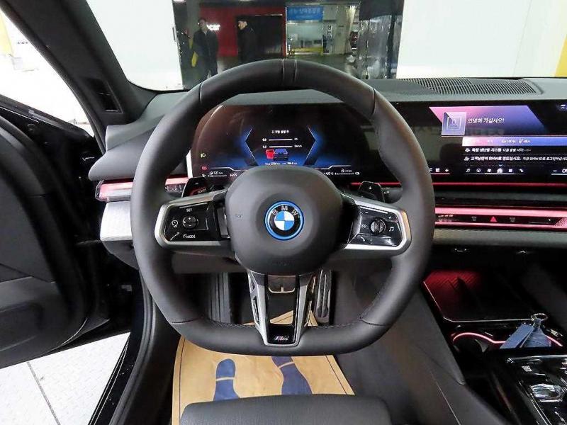 BMW 5시리즈(8세대) 530e M 스포츠 - 이미지 2