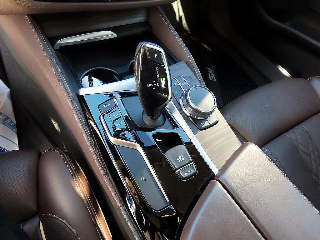 BMW 5시리즈(7세대) 520d 럭셔리 라인플러스 - 이미지 3