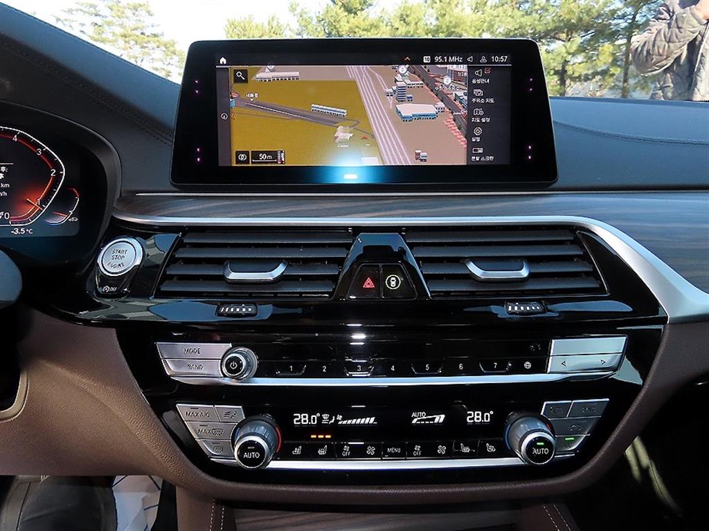 BMW 5시리즈(7세대) 520d 럭셔리 라인플러스