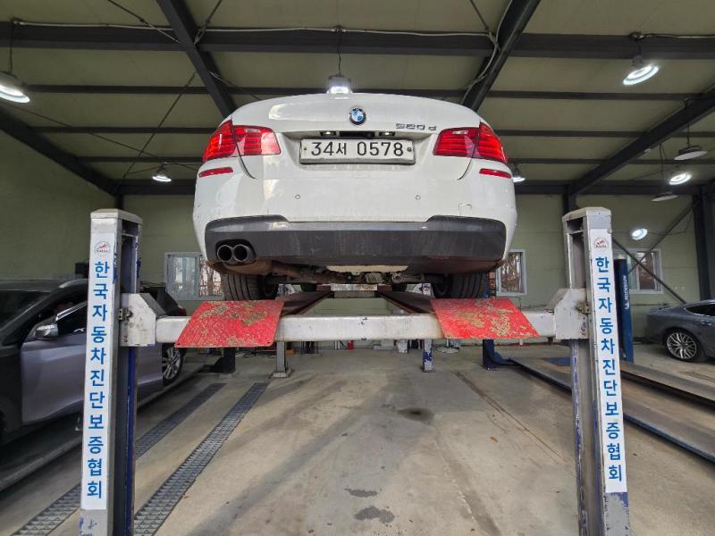 BMW 5시리즈(6세대) 520d M 에어로다이나믹 - 이미지 3