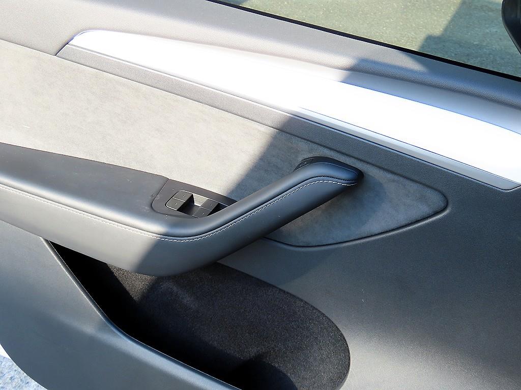 테슬라 모델 Y RWD - 이미지 13