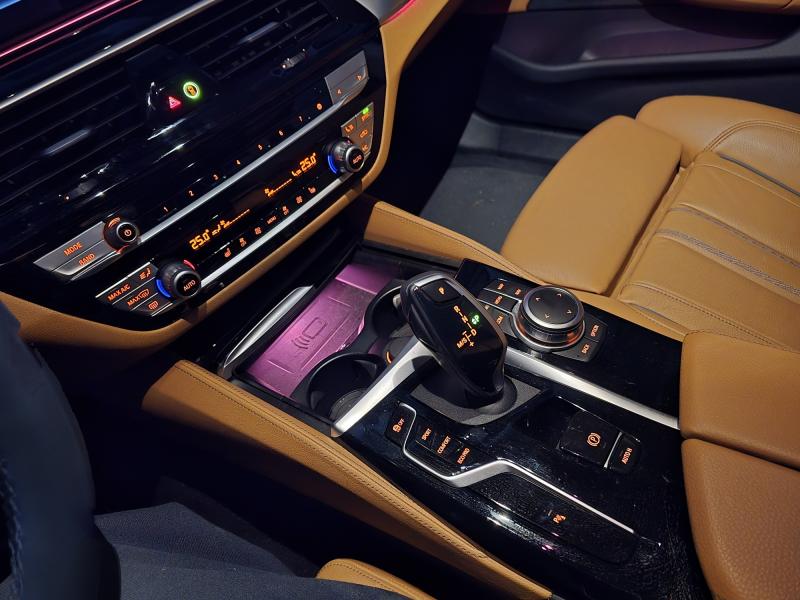 BMW 5시리즈(7세대) 520i 럭셔리 - 이미지 5