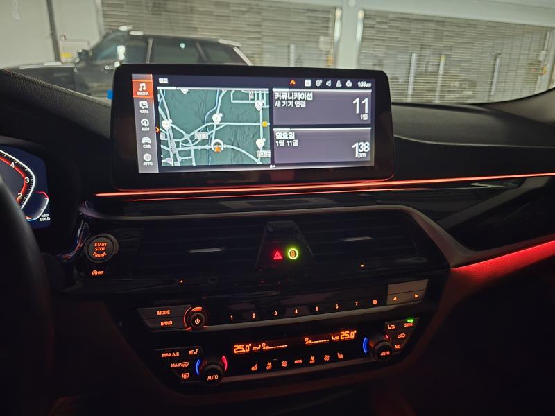 BMW 5시리즈(7세대) 520i 럭셔리 - 이미지 9