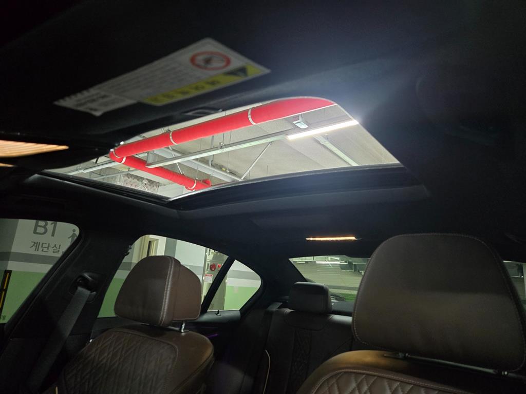 BMW 5시리즈(7세대) 520i M 스포츠팩 - 이미지 3