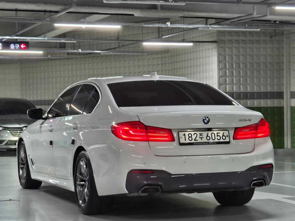 BMW 5시리즈(7세대) 520i M 스포츠팩 - 이미지 10