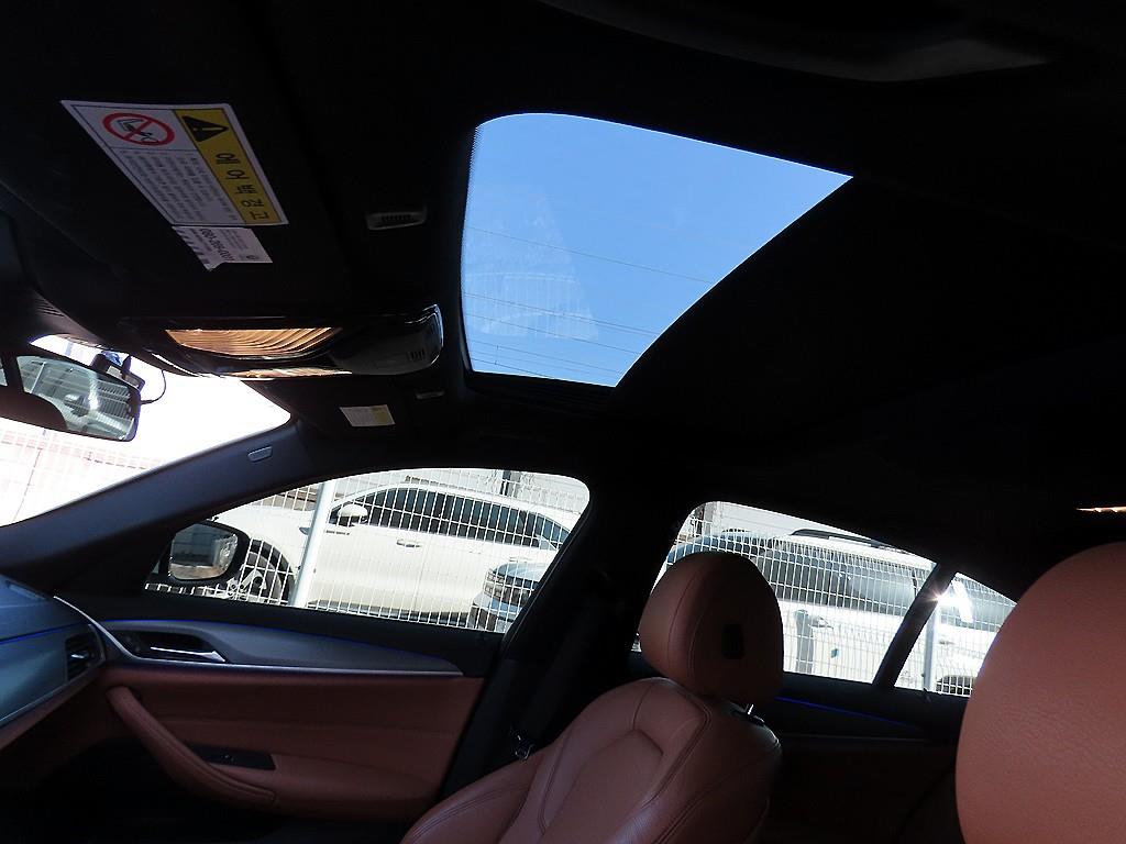 BMW 5시리즈(7세대) 520d M스포츠팩 스페셜 - 이미지 16