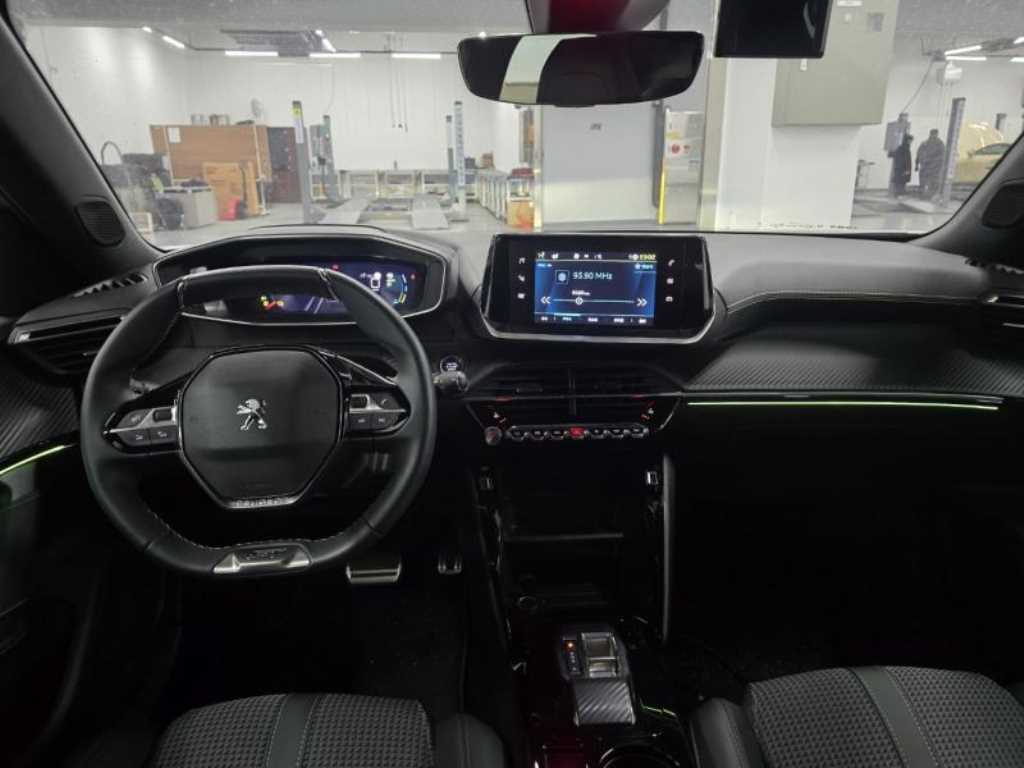 푸조 2008(2세대) e-2008 GT - 이미지 3