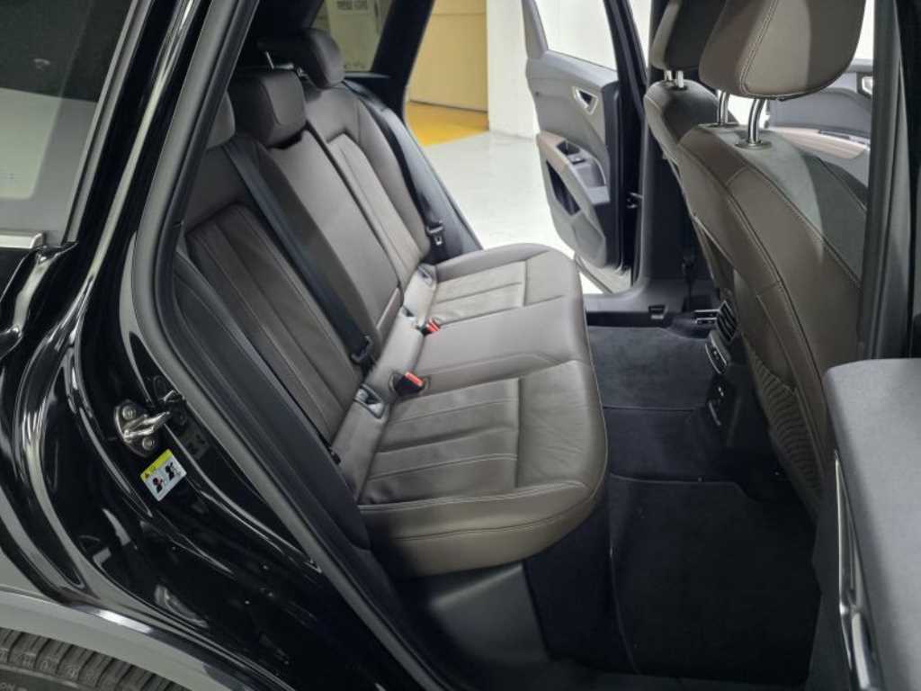 아우디 Q4 e-트론 40 프리미엄 - 이미지 20