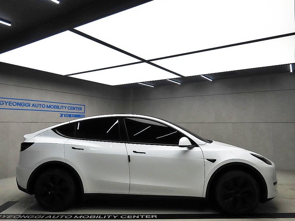 테슬라 모델 Y RWD - 이미지 17