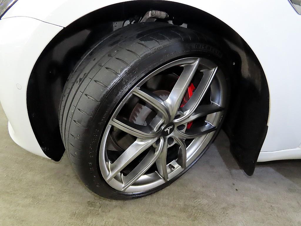 테슬라 모델 3 AWD 퍼포먼스 - 이미지 18