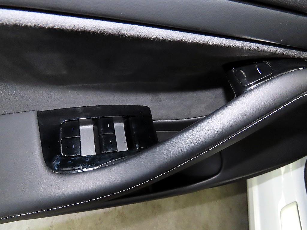 테슬라 모델 3 AWD 퍼포먼스 - 이미지 8