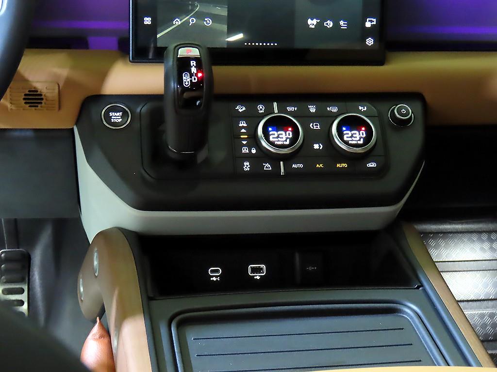 랜드로버 올 뉴 디펜더 110 D300 X다이나믹 HSE - 이미지 3