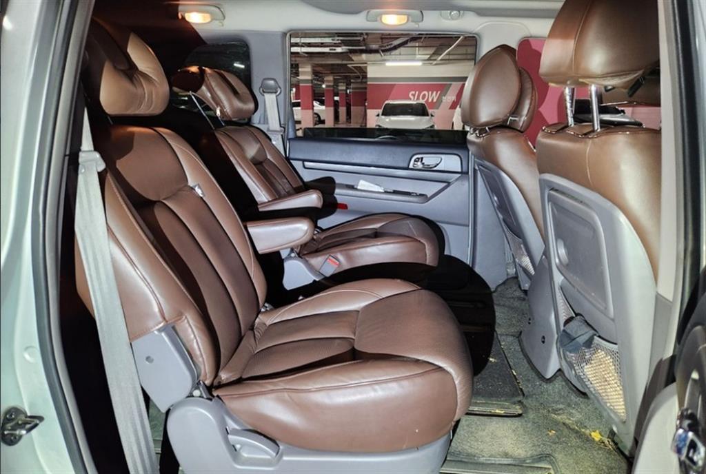 KG모빌리티(쌍용) 코란도 투리스모 2.0 4WD 9인승 익스트림 - 이미지 2