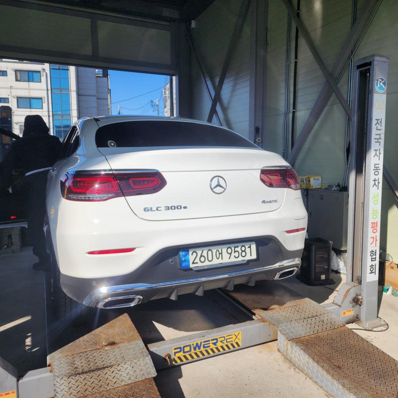 벤츠 GLC클래스 GLC 300e 4매틱 쿠페 - 이미지 6