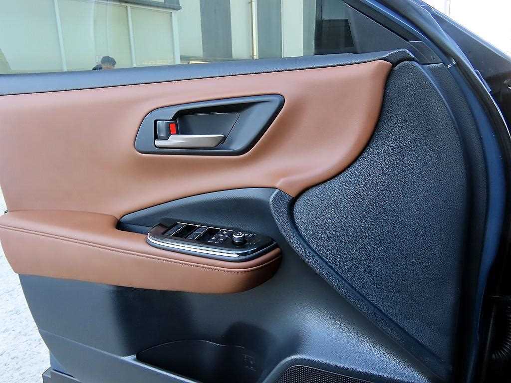 토요타 크라운(16세대) 2.5 하이브리드 - 이미지 18