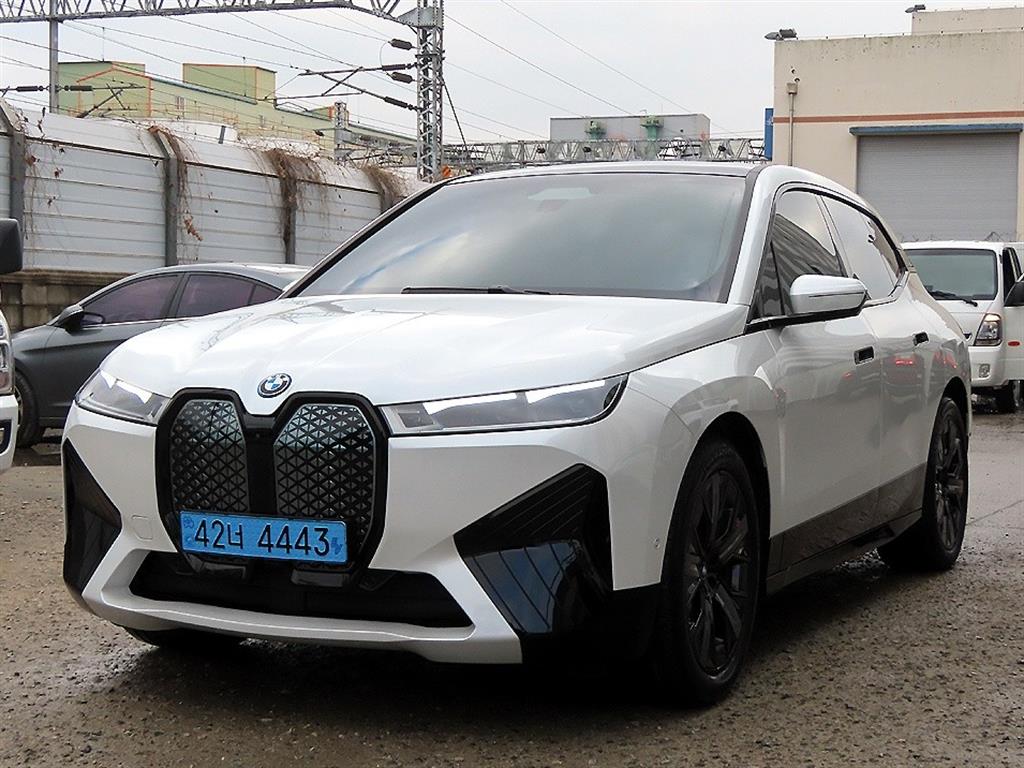 BMW iX xDrive50 스포츠 SE - 이미지 12