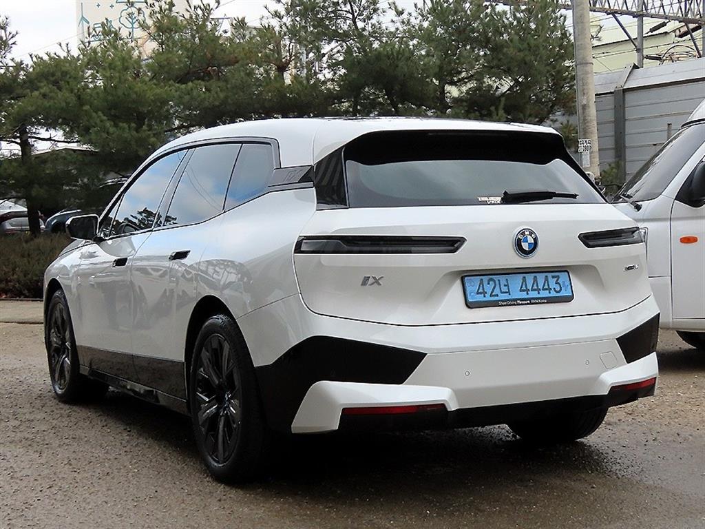BMW iX xDrive50 스포츠 SE - 이미지 14